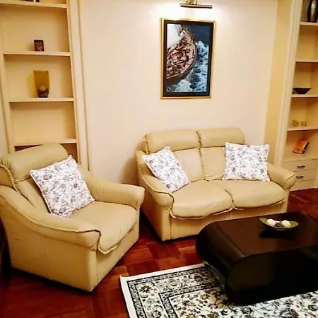 Stollar Business Style At Parliament Apartment