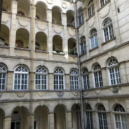 Stollar Business Style At Parliament Apartment