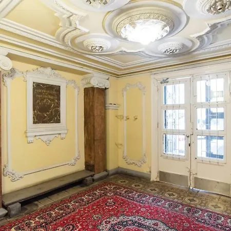Stollar Business Style At Parliament Apartment *