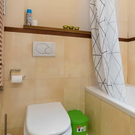 Stollar Business Style At Parliament Apartment