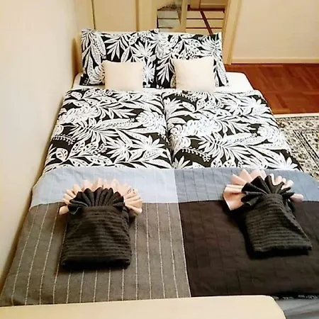 Stollar Business Style At Parliament Apartment *