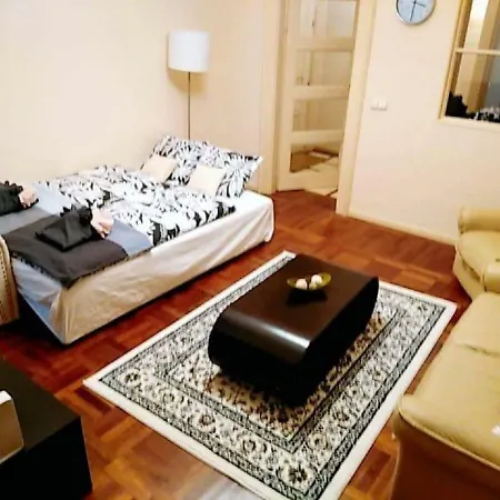 Stollar Business Style At Parliament Apartment